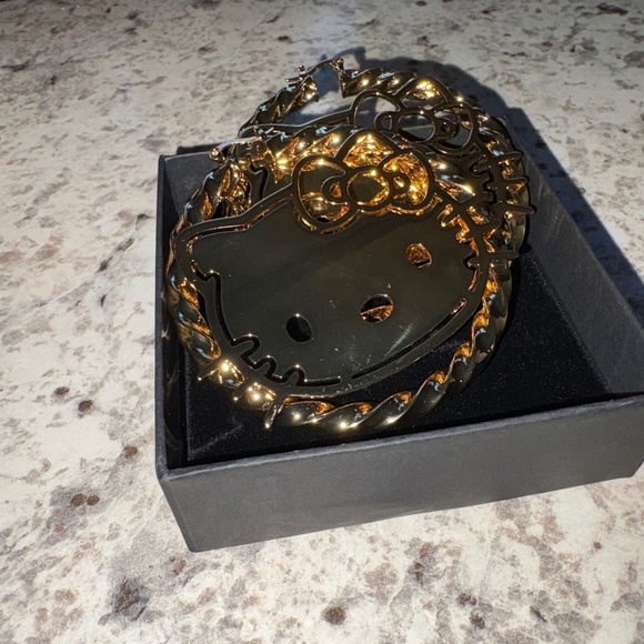 Hello kitty gold earrings ✨💛 - Picture 4 of 4